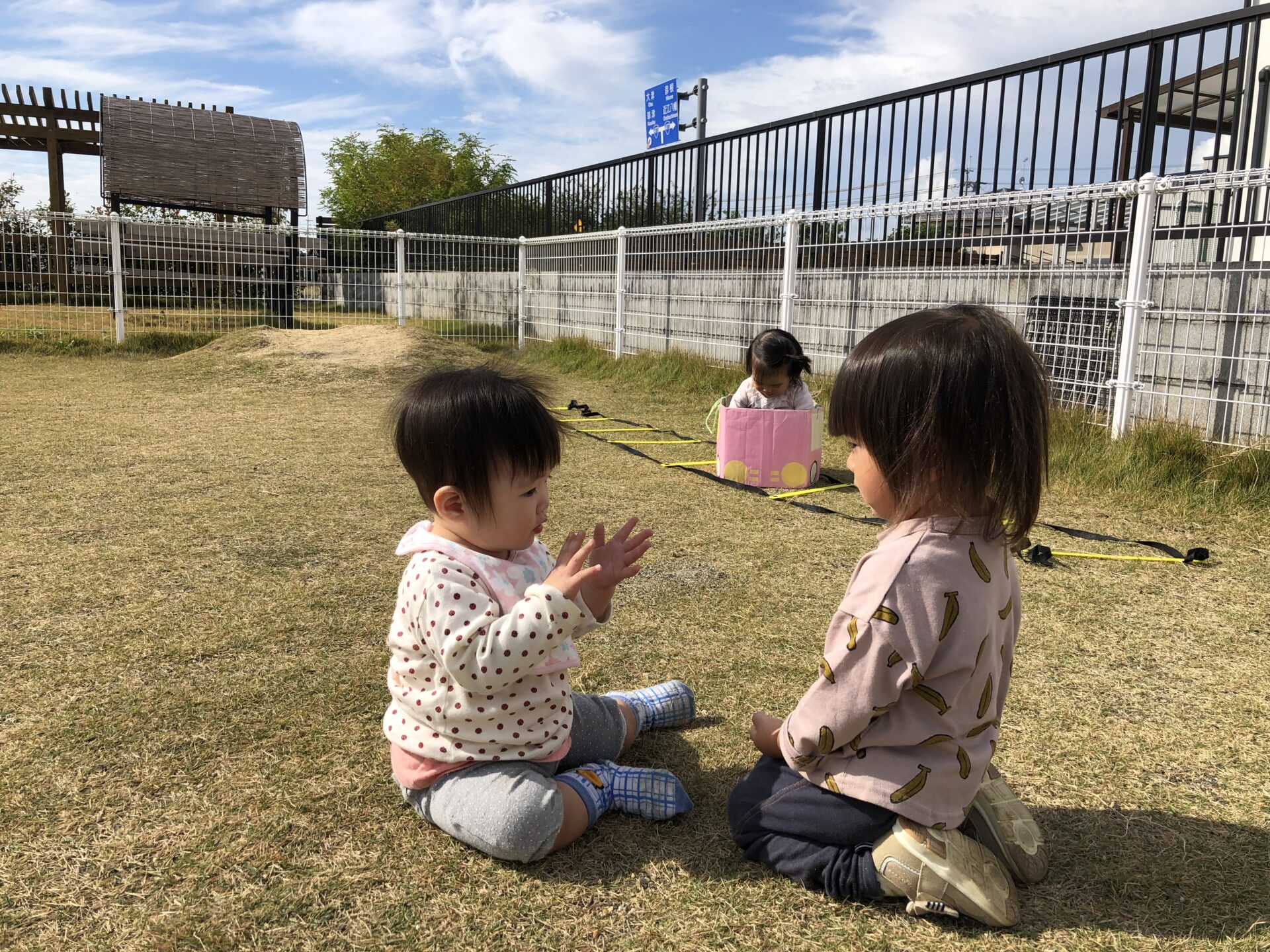 0・1歳児　園庭遊び