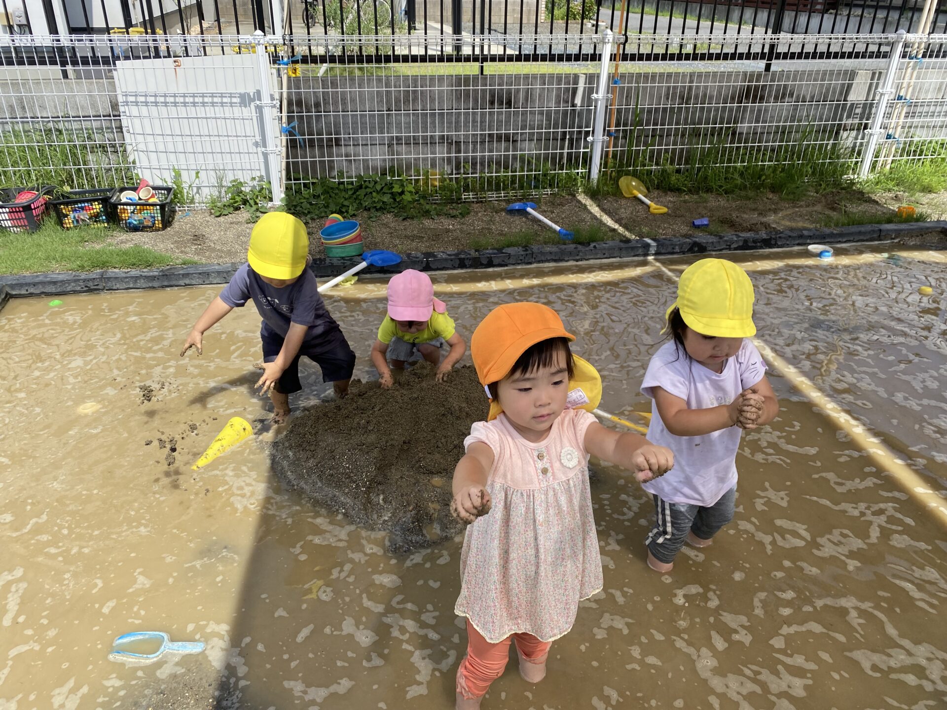 7月の様子③　どろんこ遊び